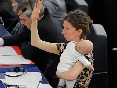 Anggota Parlemen Eropa Anneliese Dodds saat mengikuti sesi voting di Parlemen Eropa, Strasbourg , Perancis , 14 April 2016. Lucunya pada diskusi voting kali ini, wanita ini membawa serta bayinya. (REUTERS / Vincent Kessler)