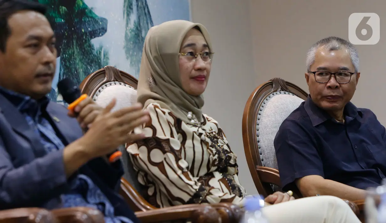 Direktur Riset Center of Reform on Economics (CORE) Indonesia, Piter Abdullah (kanan) menyimak jawaban Anggota Komisi VI DPR F-NasDem Rudi Hartono Bangun dalam diskusi demokrasi dengan topik "Subsidi Minyak Goreng, Kinerja Badan Pengelola Dana Perkebunan Kelapa Sawit (BPDPKS) Dipertanyakan" di gedung DPR/MPR, Jakarta, Rabu (25/5/2022). Dalam paparan, anggaran untuk Peremajaan Kelapa Sawit adalah Rp 1,34 triliun dan Insentif Biodiesel senilai Rp 51,951 triliun. (Liputan6.com/Angga Yuniar)