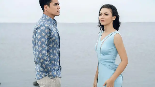 6 Gaya Pemotretan Angela Gilsha dan Mischa di Pantai, Bak Prewedding
