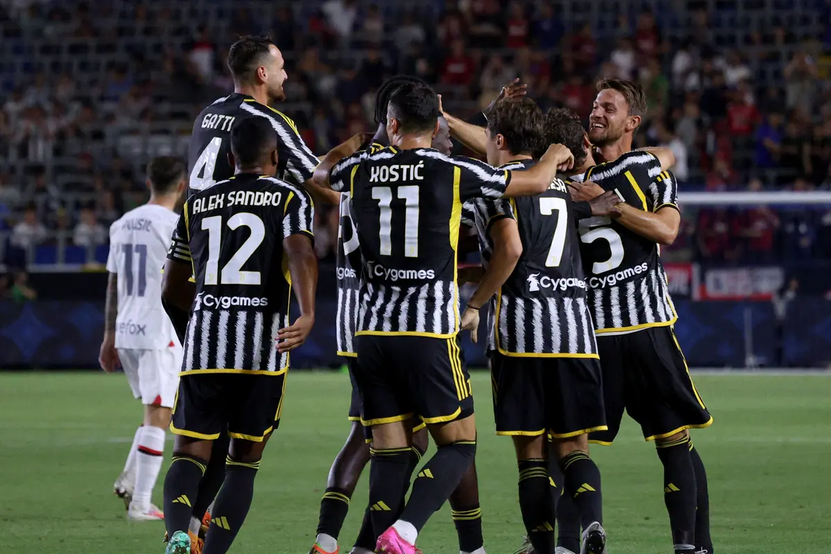 Pemain Juventus merayakan gol