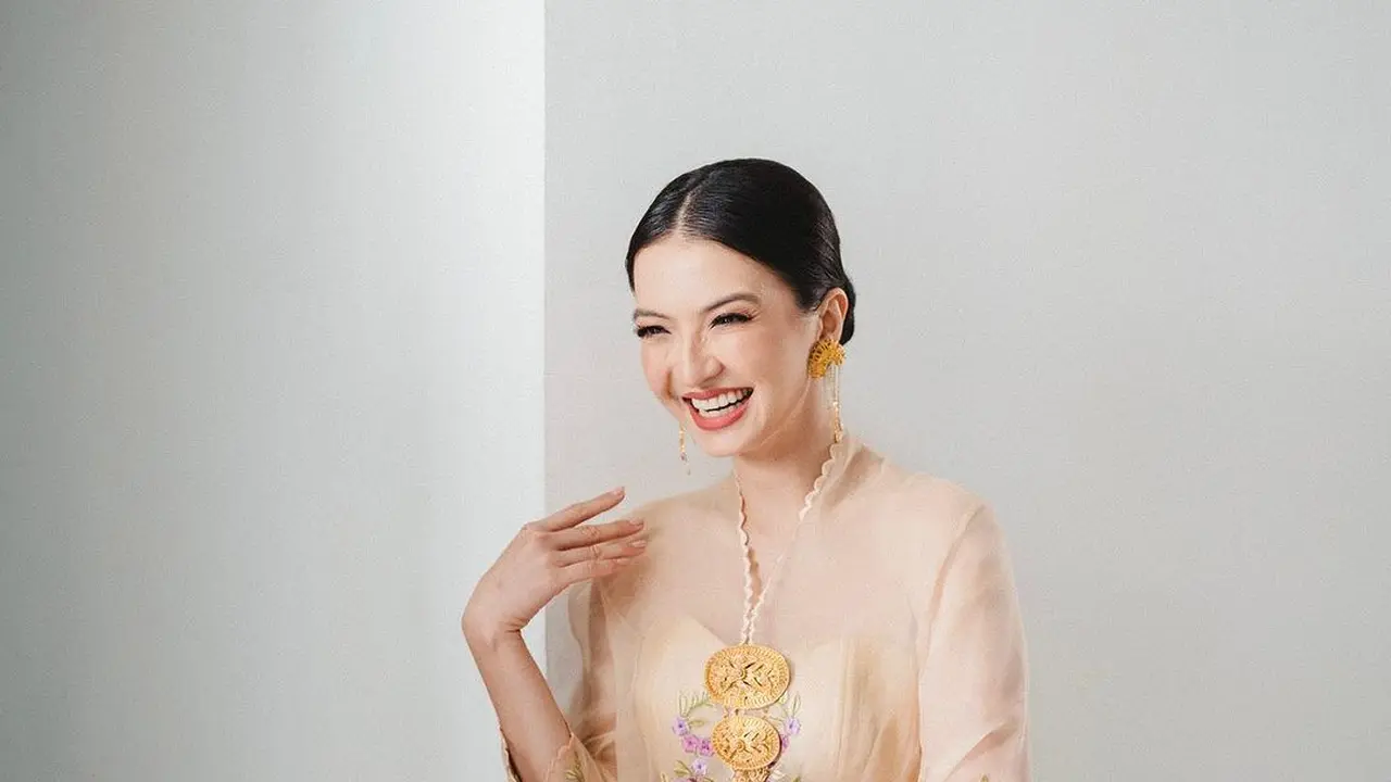 10 Inspirasi Styling Kebaya Encim dari Erina Gudono, Yuki Kato, hingga Ariel Tatum