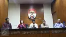 KPK menggelar konferensi pers usai menerima perwakilan dari Forum Rektor dan Guru Besar Antikorupsi, Jakarta, Jumat (17/3). Forum tersebut memberikan dukungan kepada KPK dan menolak revisi UU KPK. (Liputan6.com/Helmi Afandi)