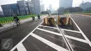 Warga bersepeda di sepanjang jalan layang Transjakarta rute Cileduk-Tendean di Jakarta, Minggu (26/2). Belum beroperasinya jalan sepanjang 9,3 km tersebut dimanfaatkan warga untuk mengisi kegiatan saat Minggu pagi. (Liputan6.com/Immanuel Antonius)