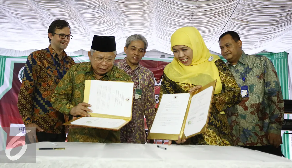 Ketua MUI KH Ma’aruf Amin (kiri) dan Mensos Khofifah Indar Parawansa menunjukkan MoU program edukasi keuangan syariah '1 Juta Umat Mandiri' di Tangerang, Senin (30/5).(Liputan6.com/Angga Yuniar)