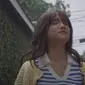 Fuji saat berakting menangis di video klip lagu Karma yang dibawakan Aan Story Feat. Abbie. (Tangkap layar YouTube Kece TV)