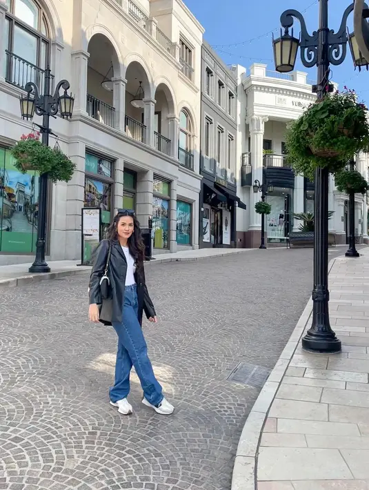 Penyanyi Raisa Andriana diketahui sedang berlibur bersama keluarganya ke Amerika, lewat beberapa unggahan foto di Instagram pribadinya. Seperti saat ia tampil mengenakan celana high-waisted jeans berwarna biru, yang dipadu dengan white shirt polos, dan jaket kulit berwarna hitam. Foto: Instagram.