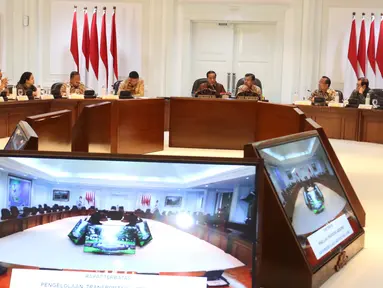 Presiden Joko Widodo didampingi Wakil Presiden Jusuf Kalla saat memimpin rapat terbatas di Kantor Presiden, Jakarta, Selasa (8/1). Ratas itu membahas pengelolaan transportasi di Jabodetabek. (Liputan6.com/Angga Yuniar)