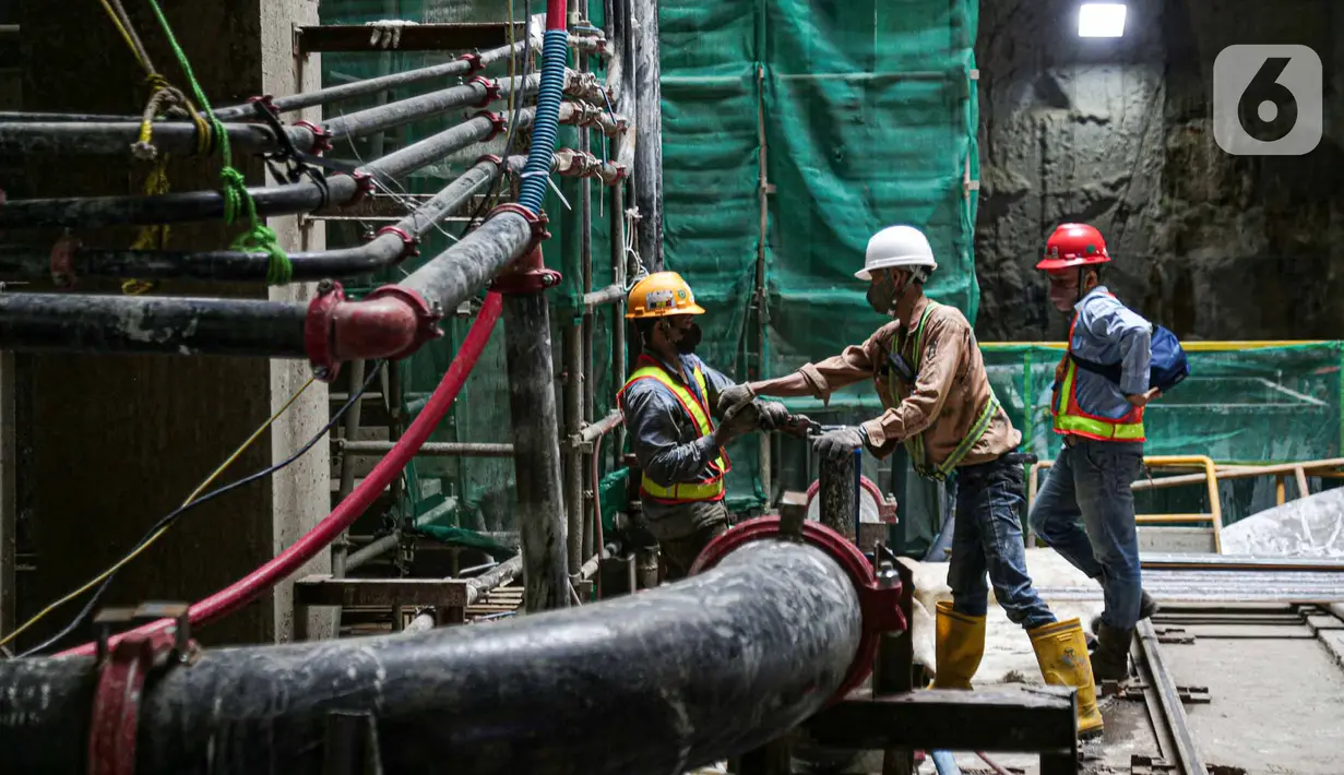 Aktivitas pekerja menyelesaikan proyek Mass Rapid Transit (MRT) Fase 2 segmen CP201 rute Thamrin - Monas di kawasan Stasiun Thamrin, Jakarta, Kamis (24/5/2022). Perkembangan proyek MRT Fase 2 Segmen CP201 rute Thamrin - Monas saat ini telah mencapai 38,80 persen. (Liputan6.com/Faizal Fanani)