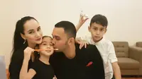 Teuku Zacky bersama istri serta dua anaknya. (Instagram/ilmiraz)