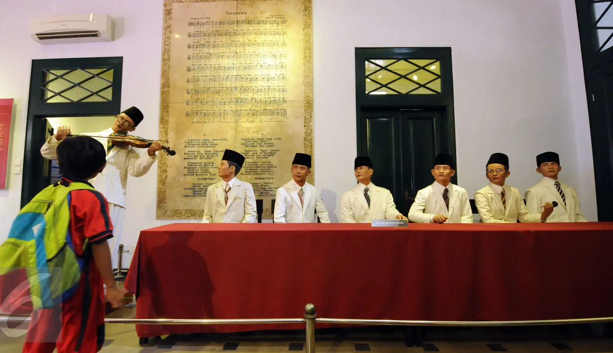 <p>Seorang murid SD memerhatikan patung diorama saat WR Soepratman memainkan biola di Museum Sumpah Pemuda, Jakarta, Selasa (27/10/2015). Jelang peringatan 87 tahun Sumpah Pemuda, museum ini ramai dikunjungi masyarakat. (Liputan6.com/Helmi Fithriansyah)</p>