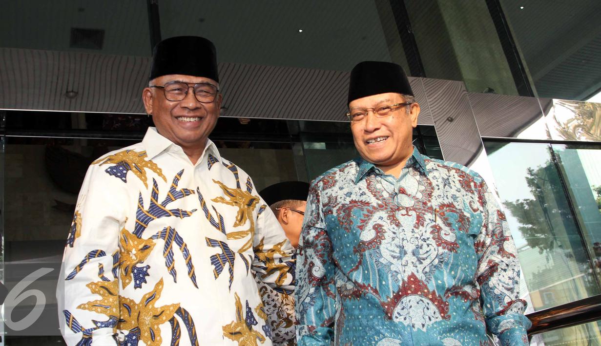 Ketua Umum PBNU, Said Aqil Siradj (kanan) disambut Plt Ketua KPK, Taufiequrachman Ruki saat menghadiri acara buka puasa bersama di Gedung KPK, Jakarta, Kamis (9/7/2015). Presiden dan Wapres ikut hadir dalam acara tersebut. (Liputan6.com/Helmi Afandi)