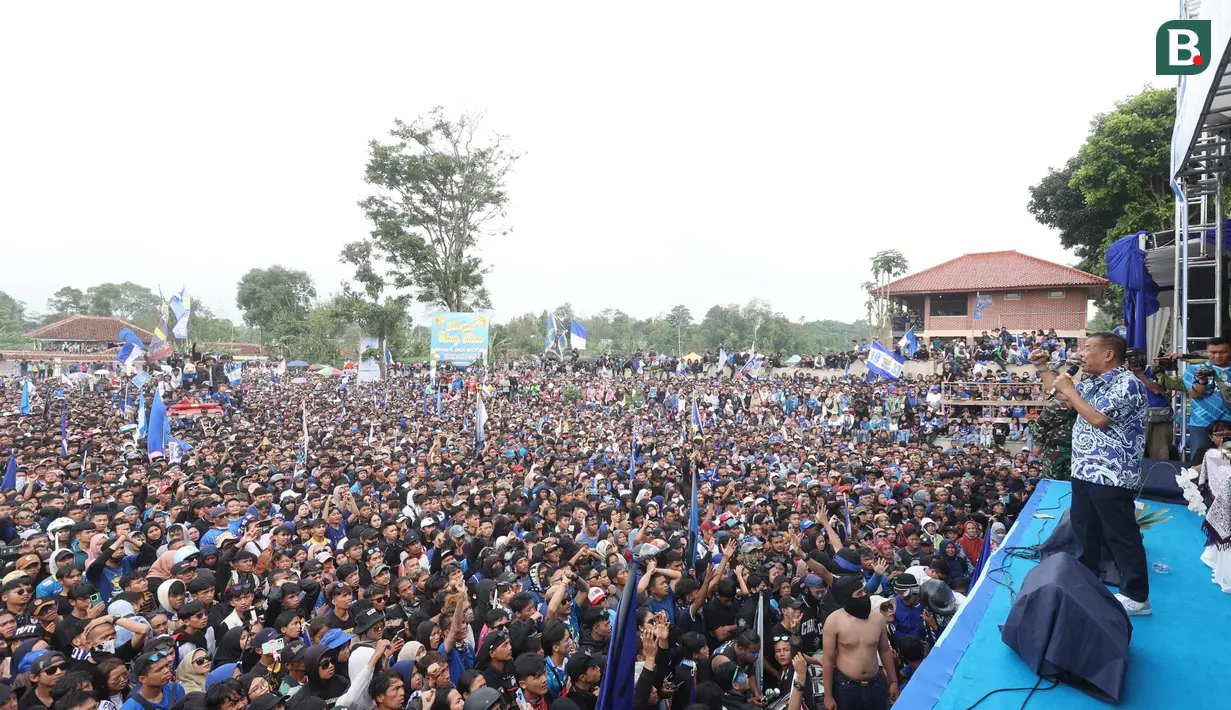 Komisaris PT Persib Bandung Bermartabat, Umuh Muchtar menyapa suporter persib bandung saat merayakan gelar juara BRI Liga 1 2023/2024 di kediamannya yang terletak di Tanjungsari, Sumedang, Minggu (02/06/2024). (Bola.com/M Iqbal Ichsan)