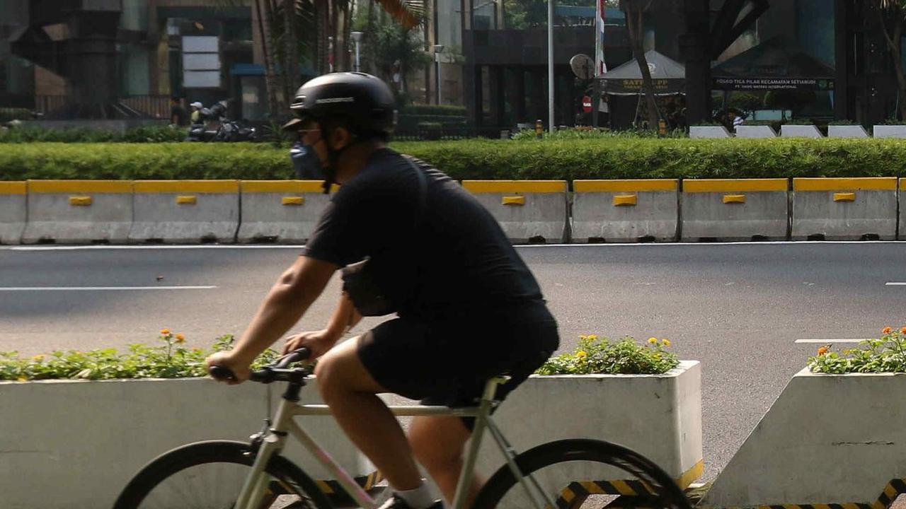 Mulai dari olahraga jalan kaki hingga bersepeda menghiasi jalan tersebut.