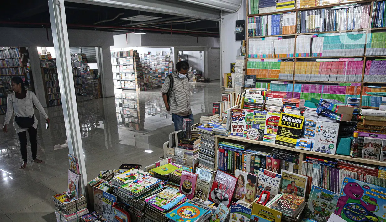 Seorang pria mencari buku bacaan di Pasar Kenari, Jakarta, Rabu (24/11/2021). Sedangkan penjual hanya membayar keamanan dan listrik. Penjualan sangat sepi terdampak sekali pandemi, turun drastis hingga 80% yang sebelum pandemi bisa menjual 20 buku. (Liputan6.com/Faizal Fanani)