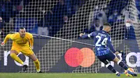 Pemain Napoli Lorenzo Insigne (kanan) mencetak gol ke gawang Inter Milan lewat tendangan penalti pada pertandingan sepak bola Liga Italia di Stadion Stadio Diego Armando Maradona, Naples, Italia, 12 Februari 2022. Pertandingan berakhir dengan skor 1-1. (Alberto PIZZOLI/AFP)