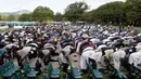 Umat muslim melaksanakan salat Jumat di Hagley Park, sepekan setelah serangan teror di Kota Christchurch, Selandia Baru, Jumat (22/3). Salat Jumat itu disiarkan langsung secara nasional di Selandia Baru oleh sejumlah media massa setempat. (AP/Mark Baker)