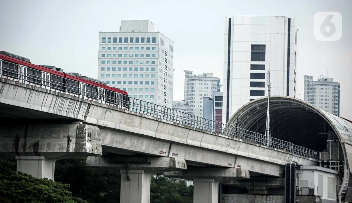Gerbong kereta Light Rail Transit (LRT) terparkir di jalur Dukuh Atas, Jakarta, Kamis (17/2/2022). Harga tiket LRT Jabodebek mencapai Rp 15 ribu per penumpang untuk rute Dukuh Atas-Cibubur. (Liputan6.com/Faizal Fanani)