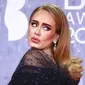 Adele berpose saat tiba di BRIT Awards 2022, London, Inggris, 8 Februari 2022. Adele meraih penghargaan Album of the Year, Artist of the Year, dan Song of the Year pada BRIT Awards 2022. (Photo by Joel C Ryan/Invision/AP)