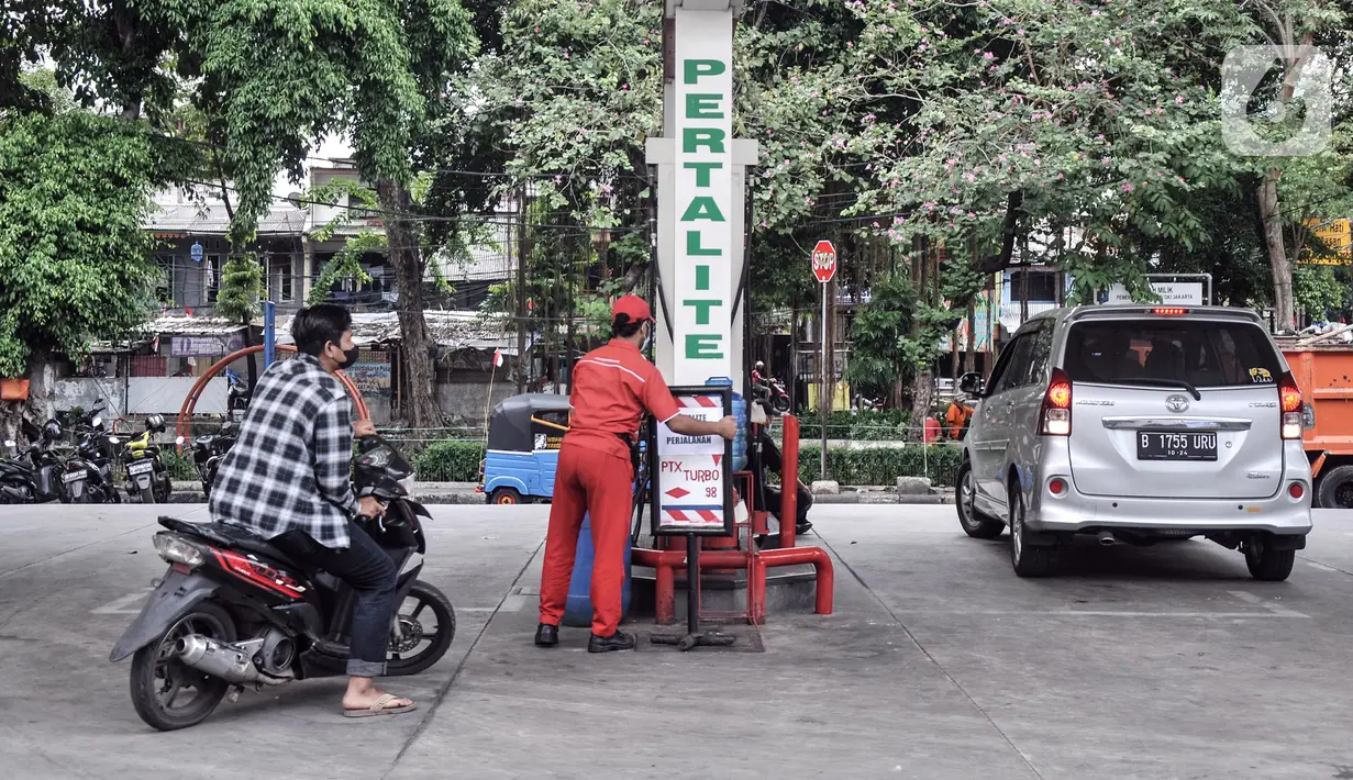 Petugas memasang pelang bertuliskan "Pertalite Dalam Perjalanan (Habis)" di salah satu SPBU kawasan Galur, Johar Baru, Jakarta Pusat, Kamis (11/8/2022). Sejumlah SPBU di Jakarta mengalami kekosongan stok BBM bersubsidi jenis pertalite dalam beberapa hari terakhir. (merdeka.com/Iqbal S. Nugroho)