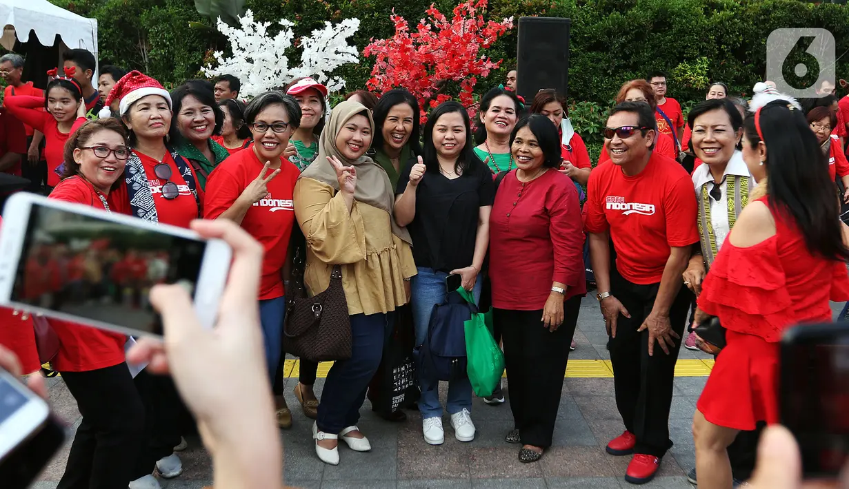 Warga berfoto bersama usai menyaksikan penampilan umat Nasrani memainkan alat musik shofar dalam Christmas Carol di Bunderan HI, Jakarta, Jumat (20/12/2019). Alunan alat musik ini menandai hari terakhir perayaan Natal terbuka pada 18-20 Desember 2019 di 11 titik Jakarta. (Liputan6.com/Johan Tallo)