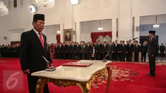 Letjen purnawirawan Sutiyoso bersiap menandatangi berkas acara saat pelantikan dirinya sebagai kepala BIN di Istana Negara, Jakarta, Rabu (8/7). Sutiyoso resmi menjabat sebagai Kepala BIN baru menggantikan Marciano Norman. (Liputan6.com/Faizal Fanani)