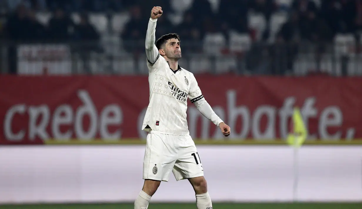Pemain AC Milan, Christian Pulisic merayakan gol penyeimbang 2-2 pada laga lanjutan Liga Italia 2023/2024 melawan Monza di Brianteo stadium, Monza, Italia, Senin (19/02/2024) WIB. (AP Photo/LaPresse/Alberto Marriani)