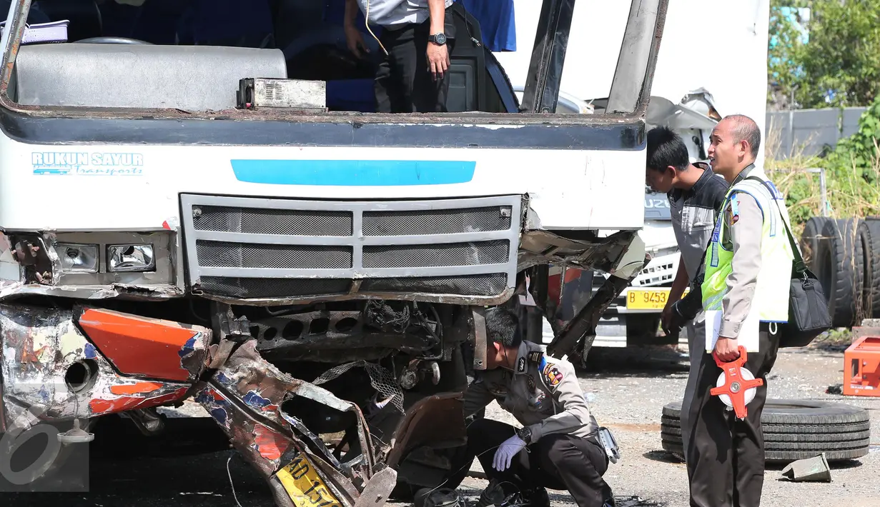 Technical Analysis Accident (TAA) Korlantas Polri mengecek kondisi bus Rukun Sayur di kantor Jasa Marga Palikanci, Jawa Barat, Rabu (15/7/2015). Bus menabrak pembatas tol dan tiang jembatan penyeberangan jalan. (Liputan6.com/Herman Zakharia)