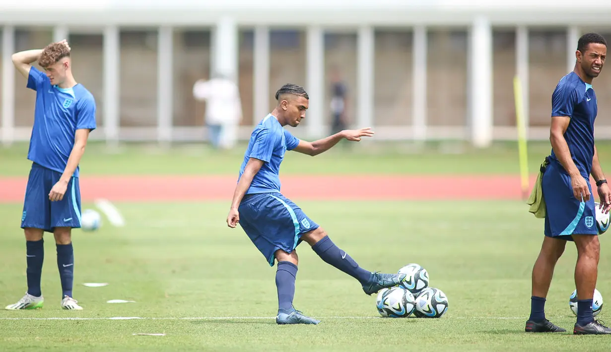 Pesepak bola Timnas Inggris U-17 mengikuti sesi latihan di Stadion Madya, Jakarta, Selasa (21/11/2023). (Doc. LOC WCU17/BRY)