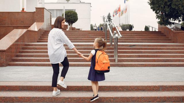 Ilustrasi hari pertama di sekolah, orang tua mengantar anak ke sekolah