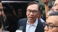 Mantan Wakil Perdana Menteri Malaysia Anwar Ibrahim  usai mengunjungi kediaman Presiden ke-3 RI Bacharuddin Jusuf Habibie di Jakarta Selatan, Minggu (20/5). (Liputan6.com/Angga Yuniar)