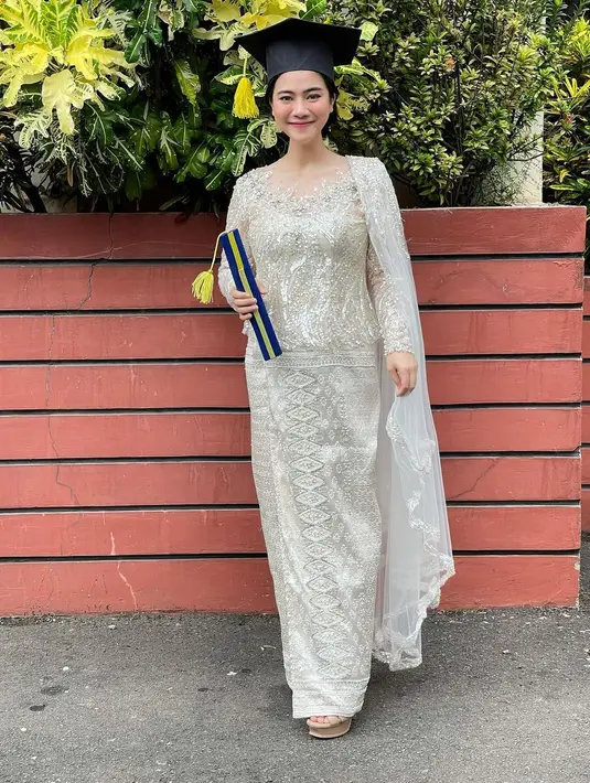 Model kebaya dengan aksen selendang warna putih-silver yang tampil modern ini juga pas dipakai ke resepsi pernikahan atau kamu sendiri saat di pelaminan (Foto: Instagram @felicyangelista_)