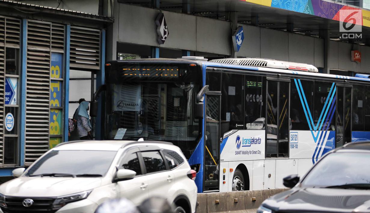 Bus TransJakarta melintas di halte Tosari, Jakarta, Rabu (11/7). Pemprov DKI menyiapkan 1.500 bus Transjakarta untuk mendukung mobilitas warga, atlet, offisial, hingga jurnalis peliput pertandingan Asian Games di Jakarta. (Liputan6.com/Faizal Fanani)