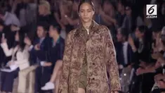 Cuaca buruk dan hujan tidak menghalangi fashion show Dior Cruise 2019 yang digelar di puri abad 18 di Chantilly, Perancis.
