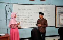 Wamendikdasmen Fajar Riza Ul Haq Tinjau Kelas Persiapan OSN Matematika di SD Lamongan, Dorong Integrasi Teknologi
