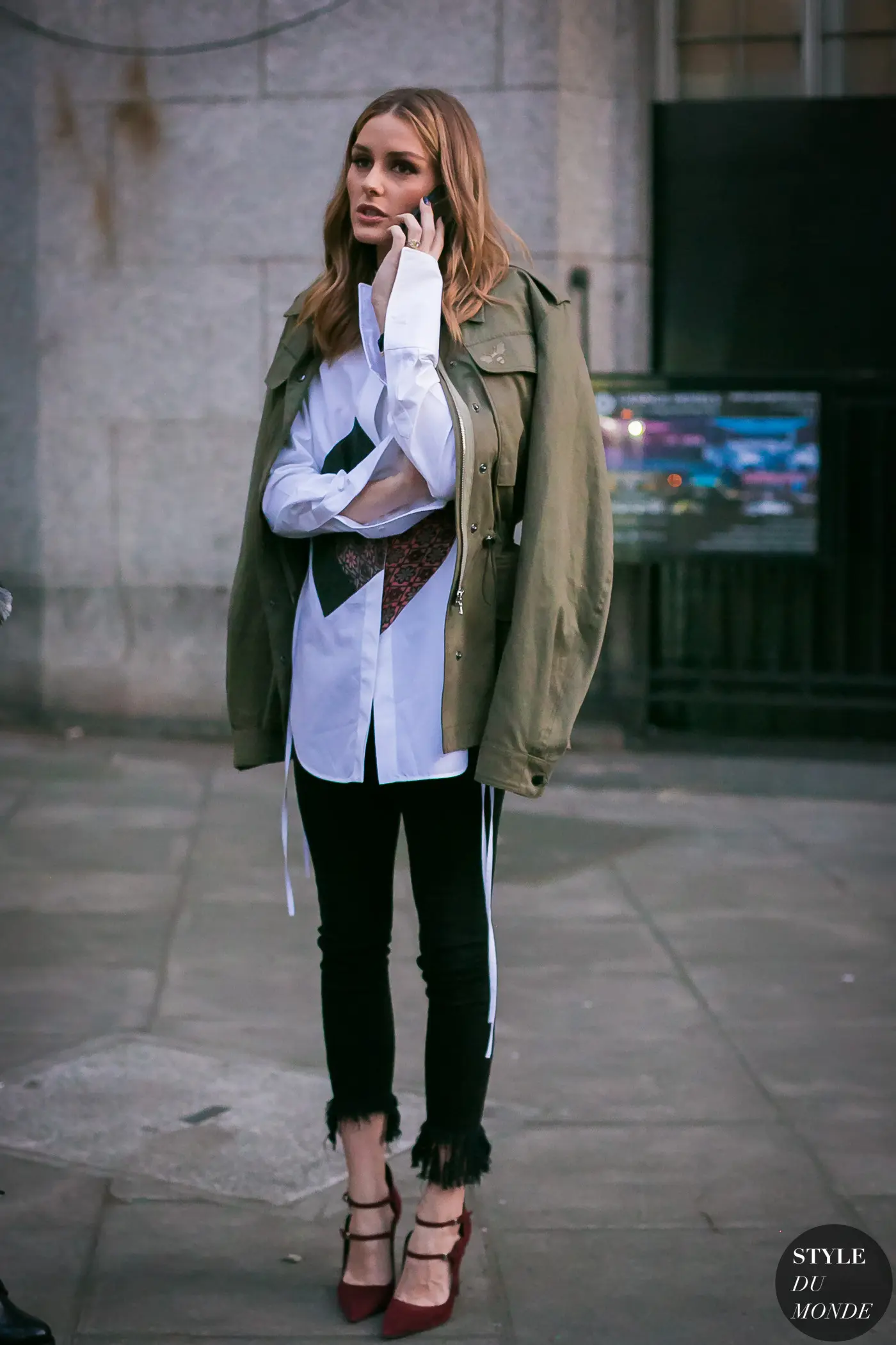 Tampil cool dengan army look. (Image: Pinterest)