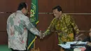 Djoko Susilo (kiri) menjabat tangan Didik Purnomo usai menjalani sidang lanjutan kasus korupsi alat Simulator SIM di Pengadilan Tipikor,  Jakarta, Senin (23/2/2015). (Liputan6.com/Herman Zakharia)