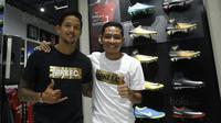 Pemain Timnas Indonesia, Irfan Bachdim dan Evan Dimas saat menghadiri Launching toko Fisik Football di AEON Mall, Jakarta, Sabtu (30/9/2017). Fisik Football menjual berbagai macam perlengkapan sepak bola. (Bola.com/M Iqbal Ichsan)
