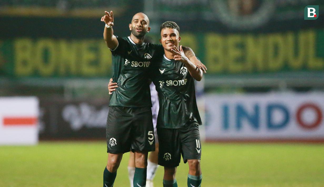 Pemain Persikabo 1973, Gustavo Tocantins (kanan) bersama Lucas Gama merayakan kemenangan atas Persebaya Surabaya usai laga pekan pertama BRI Liga 1 2022/2023 antara Persikabo 1973 melawan Persebaya Surabaya di Stadion Pakansari, Bogor, Senin (25/7/2022) malam WIB. (Bola.com/M Iqbal Ichsan)