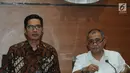 Ketua KPK Agus Rahardjo (kanan) didampingi Jubir KPK Febri Diansyah memberi keterangan terkait korupsi pembangunan RTH di Kota Bandung, Jakarta, Jumat (20/4). KPK menetapkan tiga tersangka dalam kasus tersebut. (Merdeka.com/Dwi Narwoko)