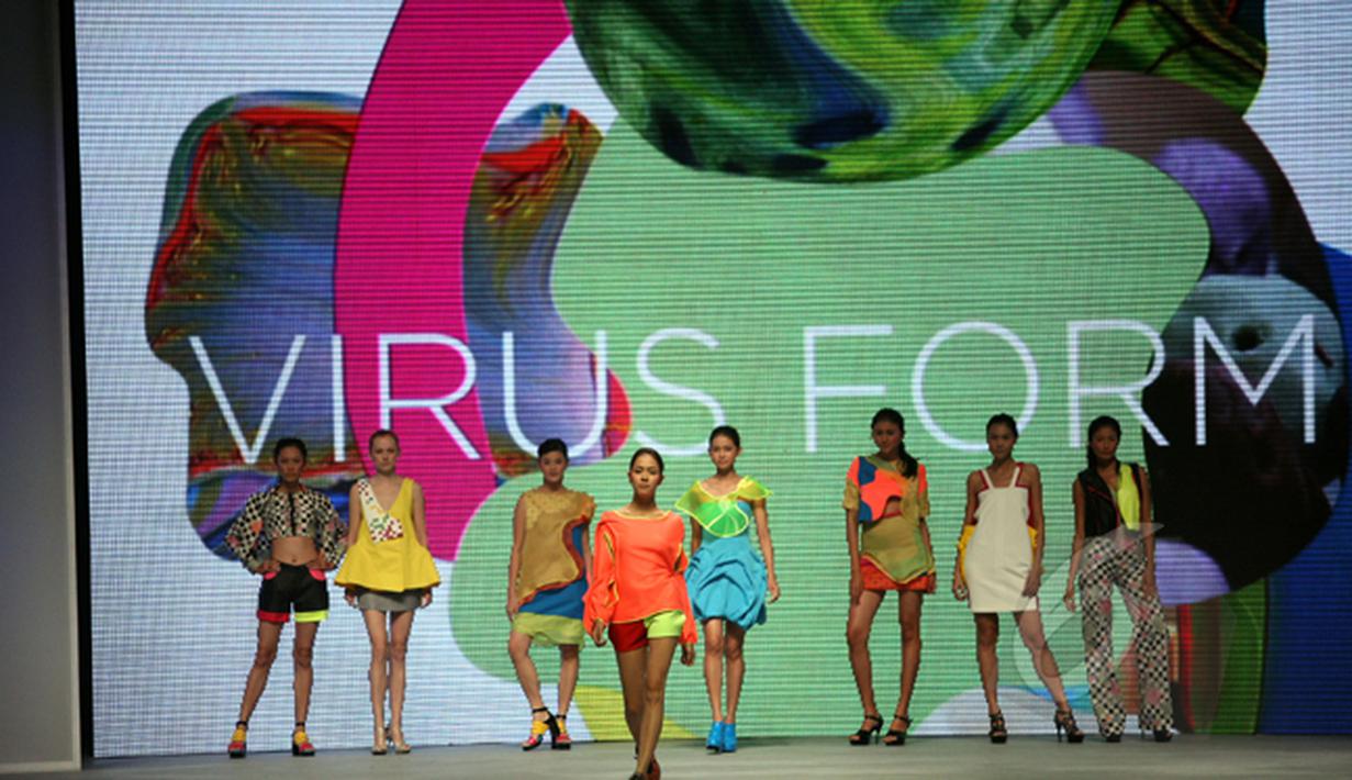 Model berjalan di catwalk dalam pembukaan Indonesia Fashion Week (IFW) 2015 di JCC, Jakarta, Kamis (26/2). IFW 2015 menghadirkan 747 brand lokal, 230 desainer, 2.552 fashion outfit dan 32 pagelaran busana. (Liputan6.com/Panji Diksana)