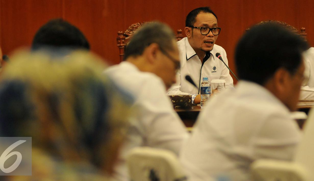 Menteri Ketenagakerjaan Muhammad Hanif Dhakiri saat memimpin rapat pimpinan di Kemenaker, Jakarta, Rabu (1/6). Rapat membahas tindak lanjut hasil lawatan Menaker ke Timur Tengah, Arab Saudi, Qatar dan Uni Emirat Arab. (Liputan6.com/Johan Tallo)