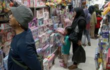 FOTO: Pasar Gembrong Jakarta Diserbu Pembeli Mainan Saat Libur Lebaran