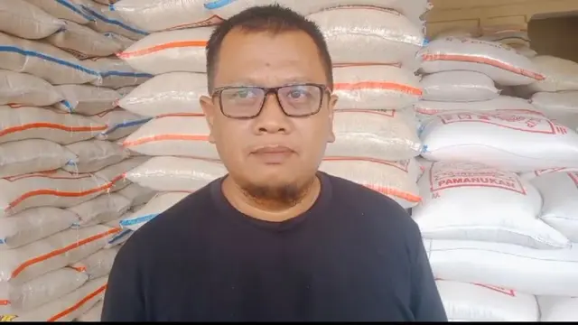 Bulog Banjiri Pasar Johar Karawang dengan SPHP, Harga Beras Mulai Turun