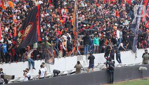 Sejumlah suporter berada di sekitar pagar besi tribun Jakarta International Stadium (JIS) yang rusak di Jakarta, Minggu (24/7/2022). Pagar di sisi utara stadion tingkat dunia tersebut roboh akibat diduduki oleh para penonton. (Liputan6.com/Herman Zakharia)