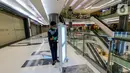 Petugas melakukan penyemprotan disinfektant dengan sinar UV di area kaca Lippo Mall Puri, Jakarta, Rabu (3/6/2020). Lippo Malls Indonesia (LMI) menyiapkan prosedur dengan menerapkan protokol kesehatan menuju new normal di seluruh mal di 34 kota besar di Indonesia. (Liputan6.com/Fery Pradolo)