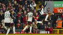 Selebrasi gelandang Fulham, Willian (kanan) setelah menjebol gawang Liverpool pada laga leg pertama babak semifinal Carabao Cup 2023/2024 di Anfield Stadium, Liverpool, Kamis (11/1/2024) dini hari WIB. (AP Photo/Jon Super)
