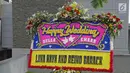 Karangan bunga dari aktris Luna Maya terpajang di lokasi resepsi kedua pernikahan Laudya Cynthia Bella dan Engku Emran di kawasan Dago, Bandung, Minggu (8/10). Bella dan Emran resmi menikah pada 8 September 2017 di Malaysia. (Liputan6.com/Herman Zakharia)