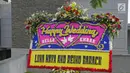 Karangan bunga dari aktris Luna Maya terpajang di lokasi resepsi kedua pernikahan Laudya Cynthia Bella dan Engku Emran di kawasan Dago, Bandung, Minggu (8/10). Bella dan Emran resmi menikah pada 8 September 2017 di Malaysia. (Liputan6.com/Herman Zakharia)