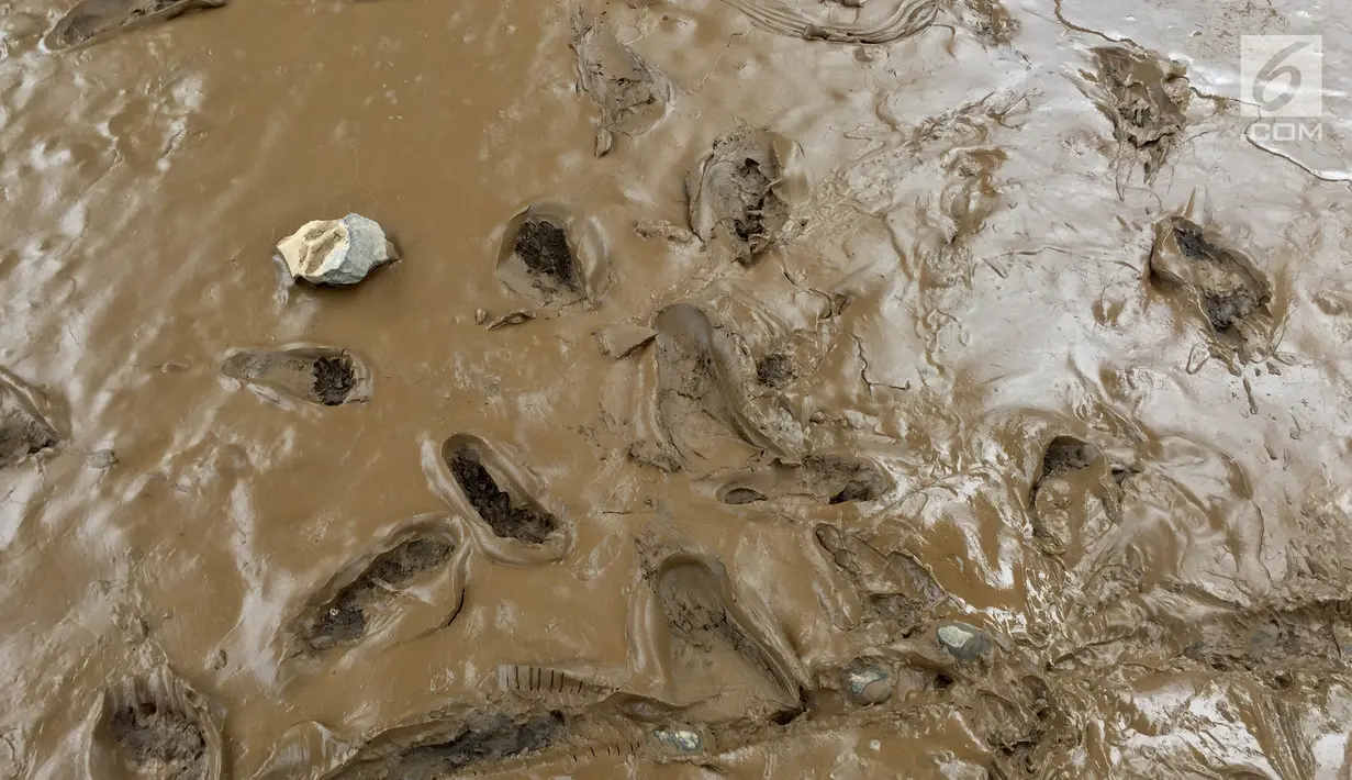 Pemandangan lumpur sisa banjir yang menggenangi kawasan Rawajati, Jakarta Selatan, Selasa (6/2). (Liputan6.com/Immanuel Antonius)