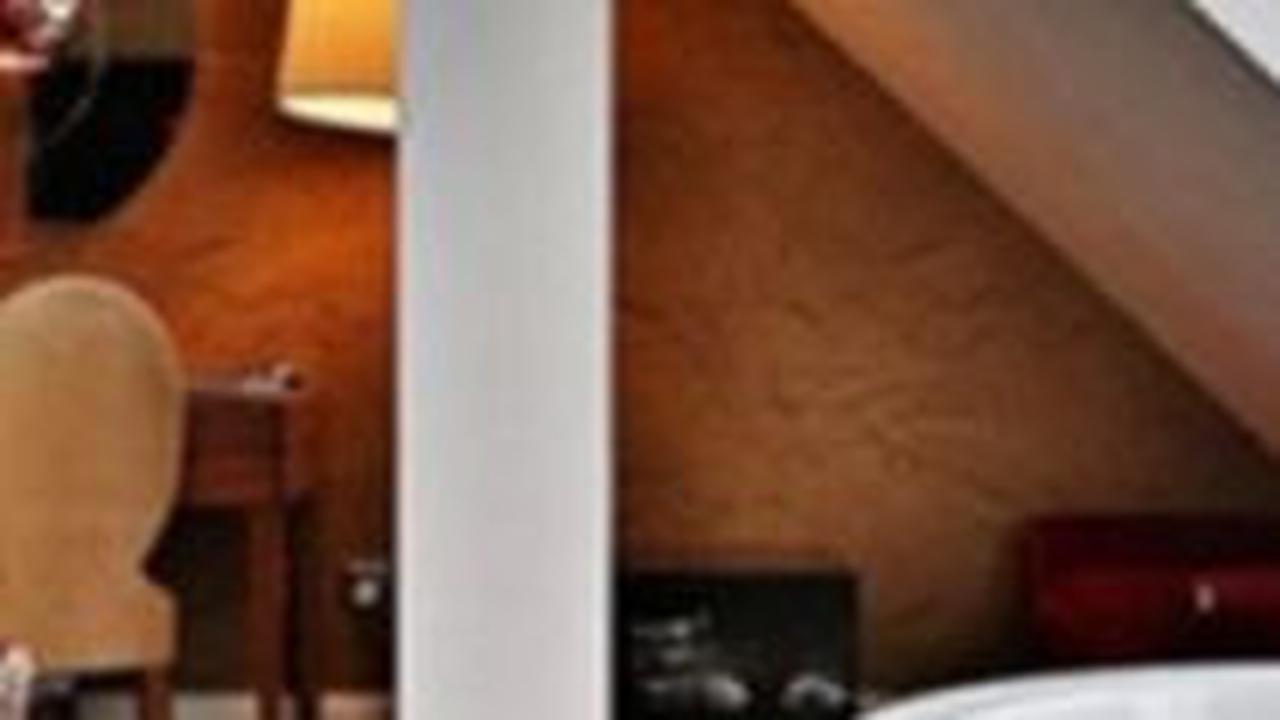 Desain Kamar Mandi Mediterania Terhubung dengan Kamar<br>